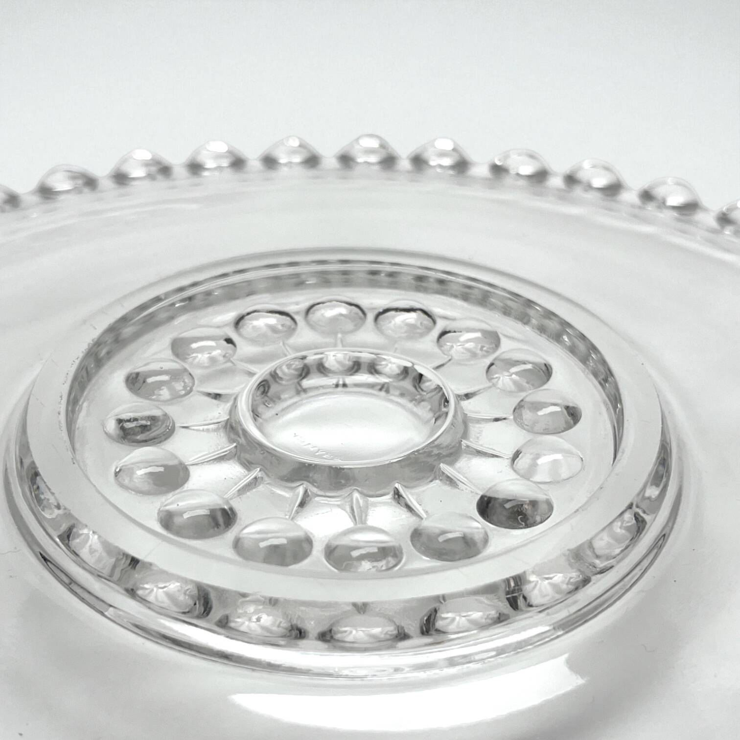 Plat Art Déco en verre moulé et perlé, 1900