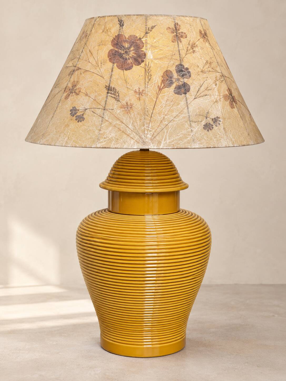 Grande lampe en céramique nervurée jaune moutarde 1970