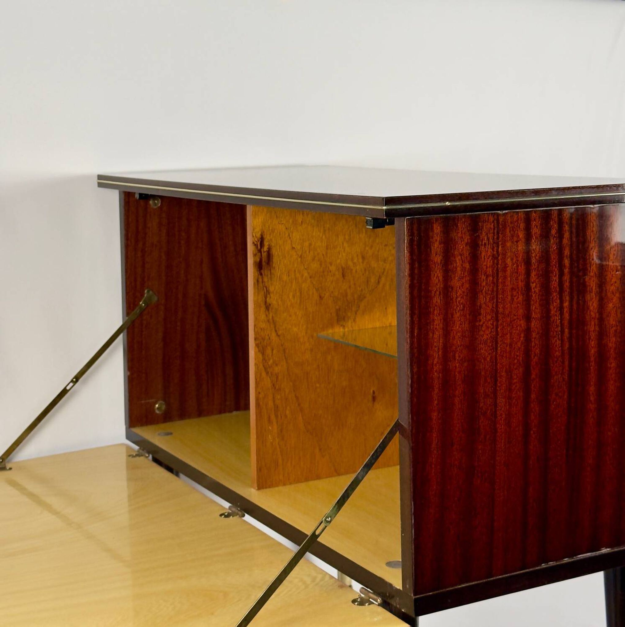 Meuble bar moderne du milieu du siècle sur roulettes en laiton – années 1960