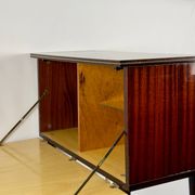 Meuble bar moderne du milieu du siècle sur roulettes en laiton – années 1960