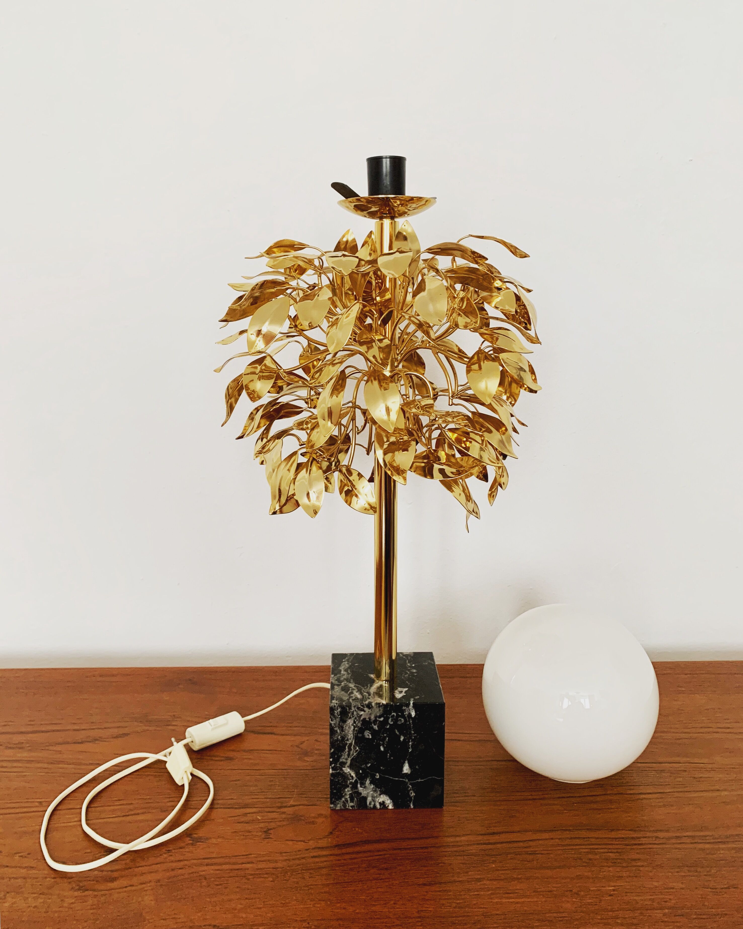 Gilded  italian Hollywood Regency bay leaf table lamp by Sergio Terzani