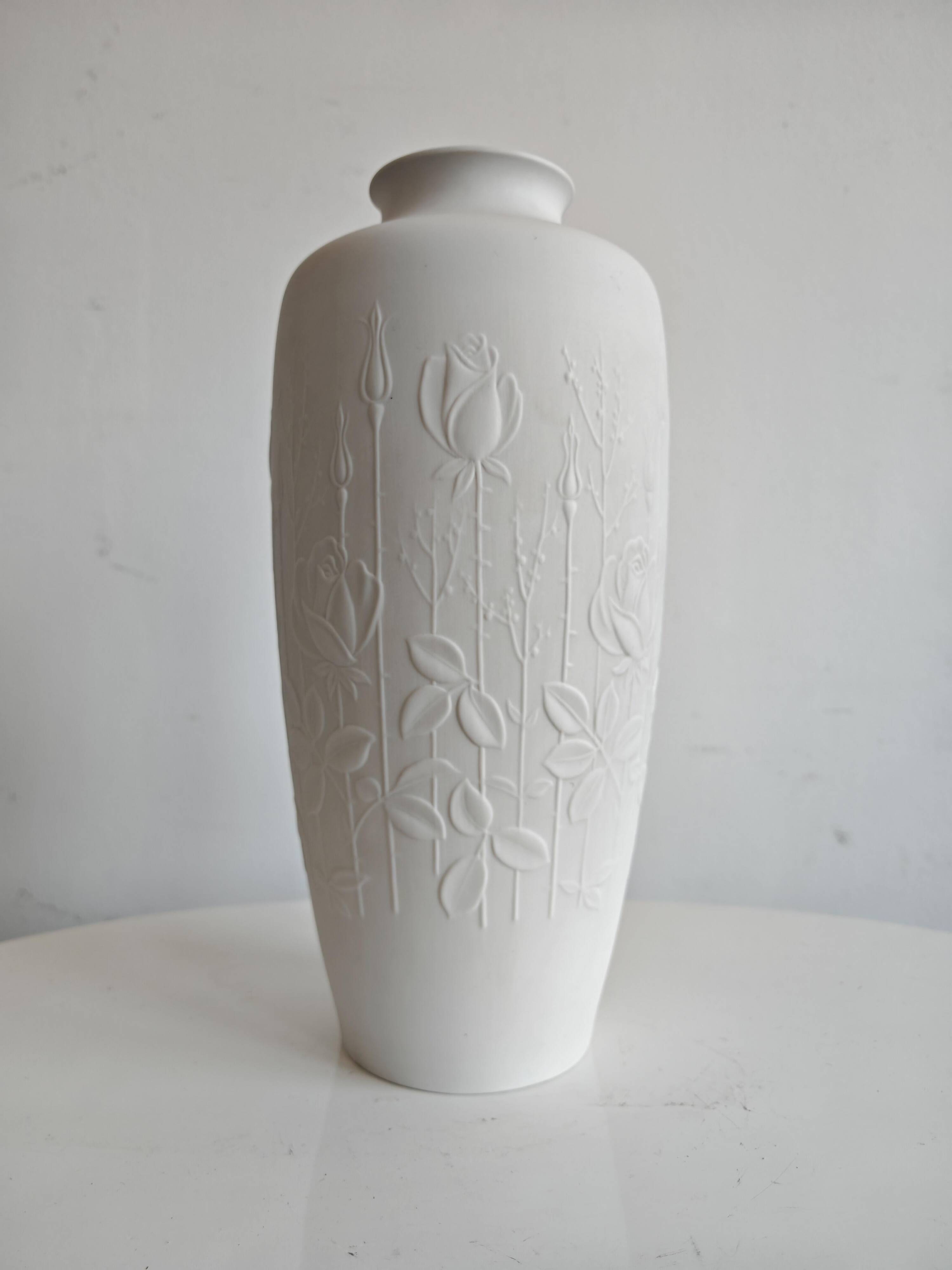 "Rosengarten" vase in biscuit porcelain by Alboth & Kaiser, mid-century.
