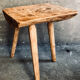 Table tripode bois design Brutaliste