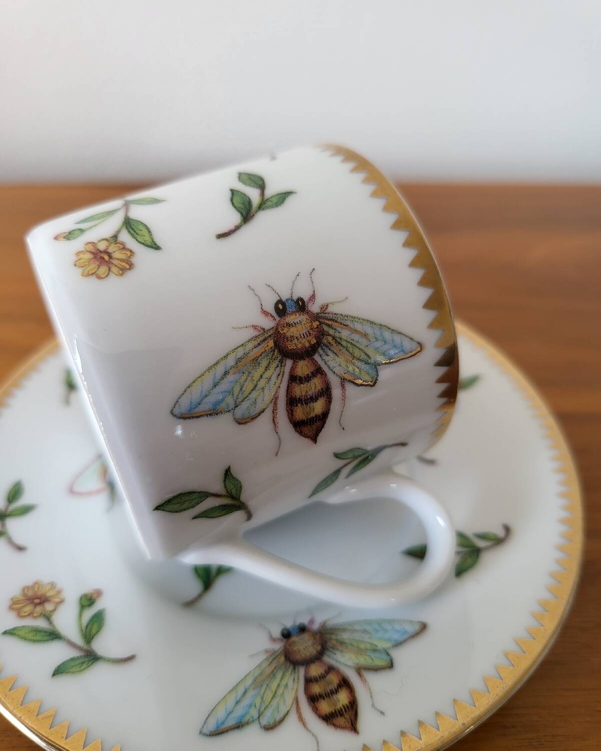 Cup and saucer in porcelain Henriette Bee pattern