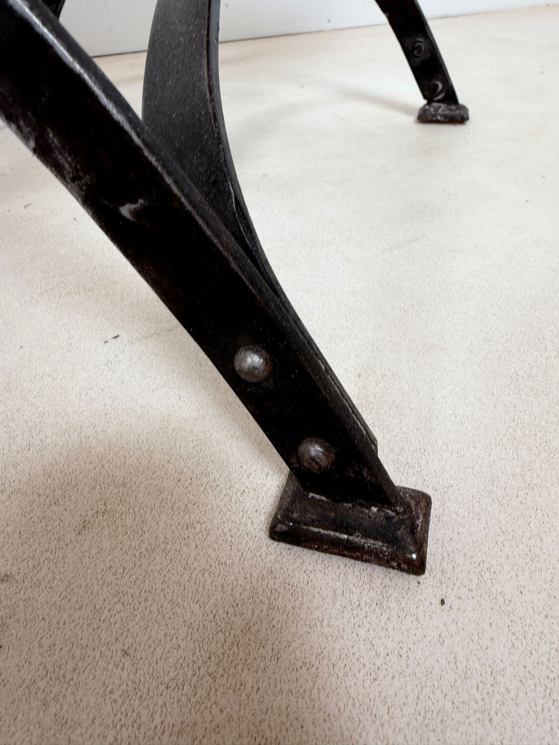 Ensemble de 2 chaises pliantes anciennes en fer forgé et cuir