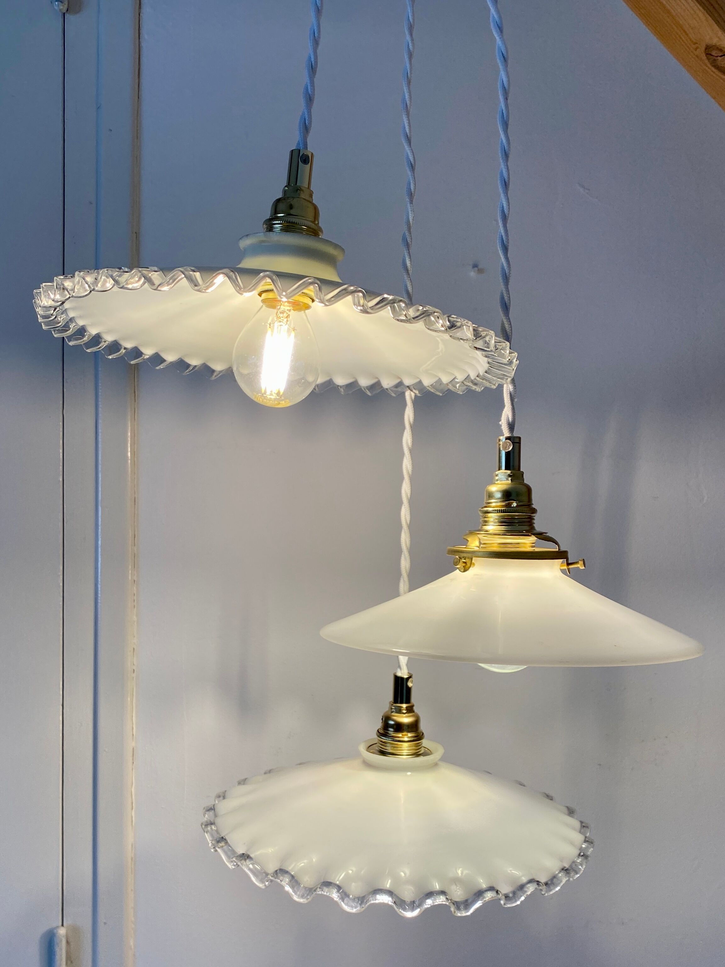 Three-light cascading pendant lamp with vintage white opaline lampshade