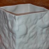 Petit vase carré vintage italien,  en céramique blanche,  décor fossil