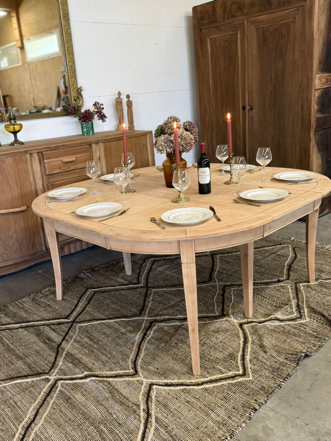 Extendable table with several options.