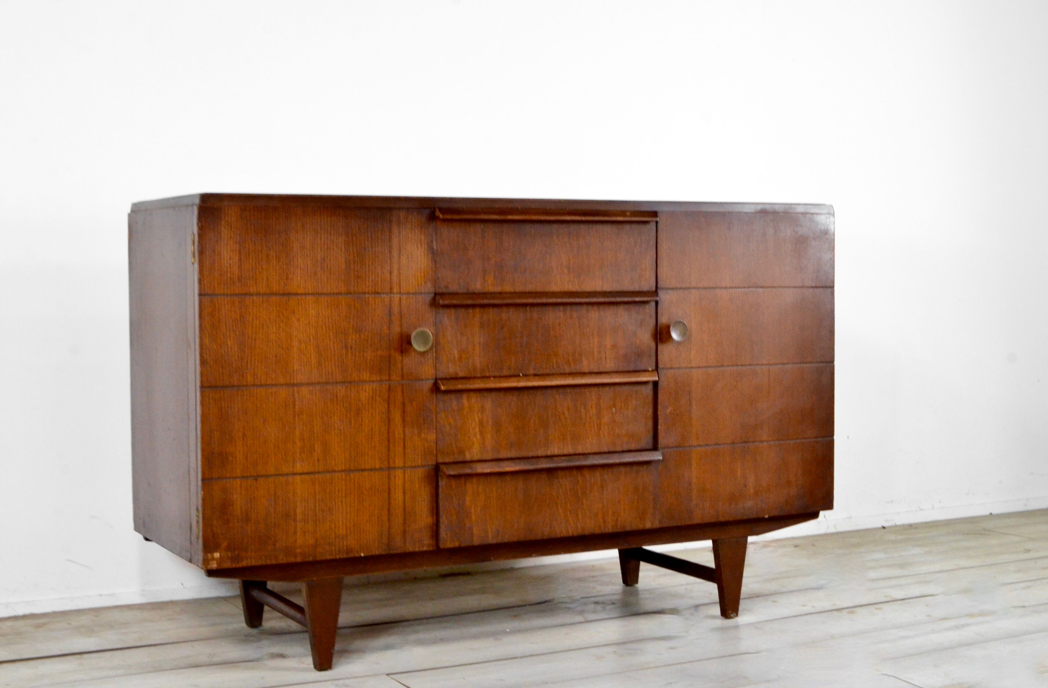 Buffet Art Déco en noyer foncé et laiton