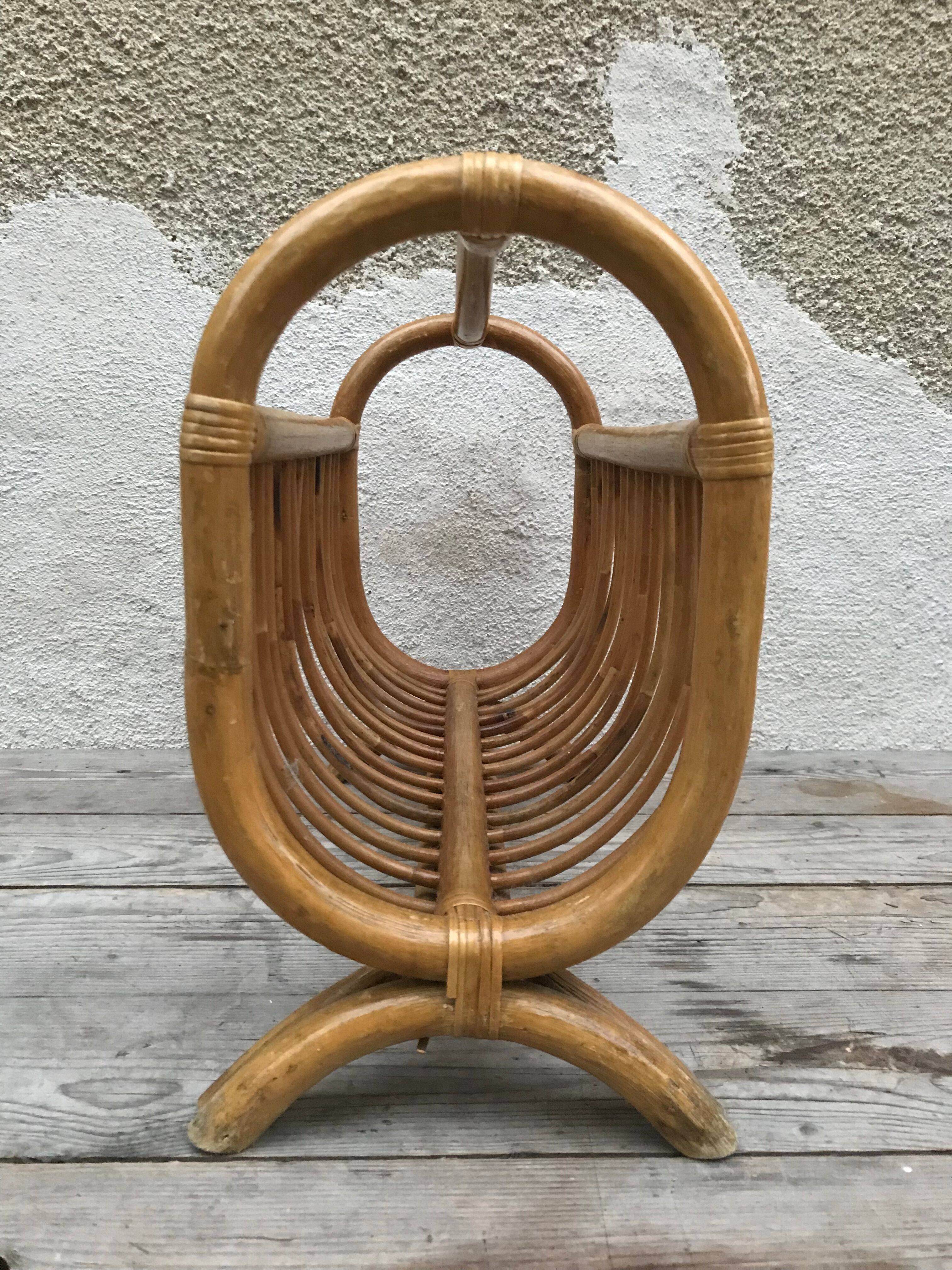 Magazine rack in braided rattan of the 60s