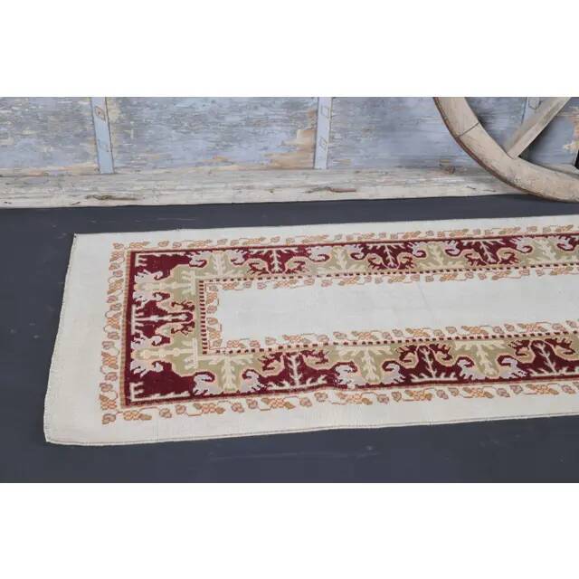 Tapis de couloir vintage turc Oushak fait main en laine et coton blanc