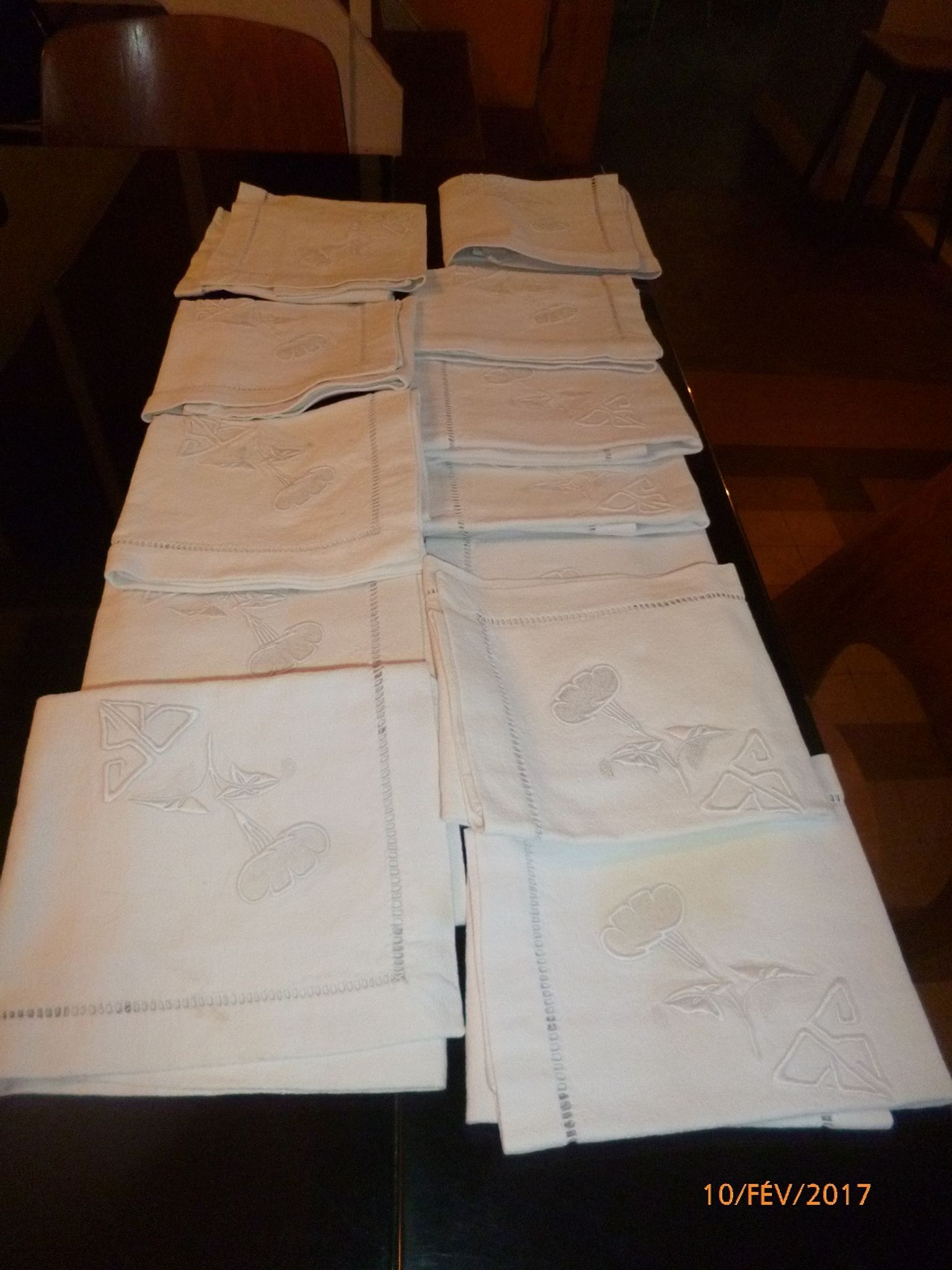 ensemble  nappe lin  et 12 serviettes tables  lin brodees anciennes