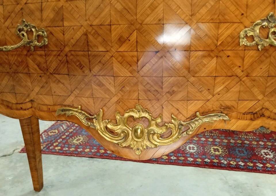 Very rare wig chest with a drawer in Louis XV style with marquetry.