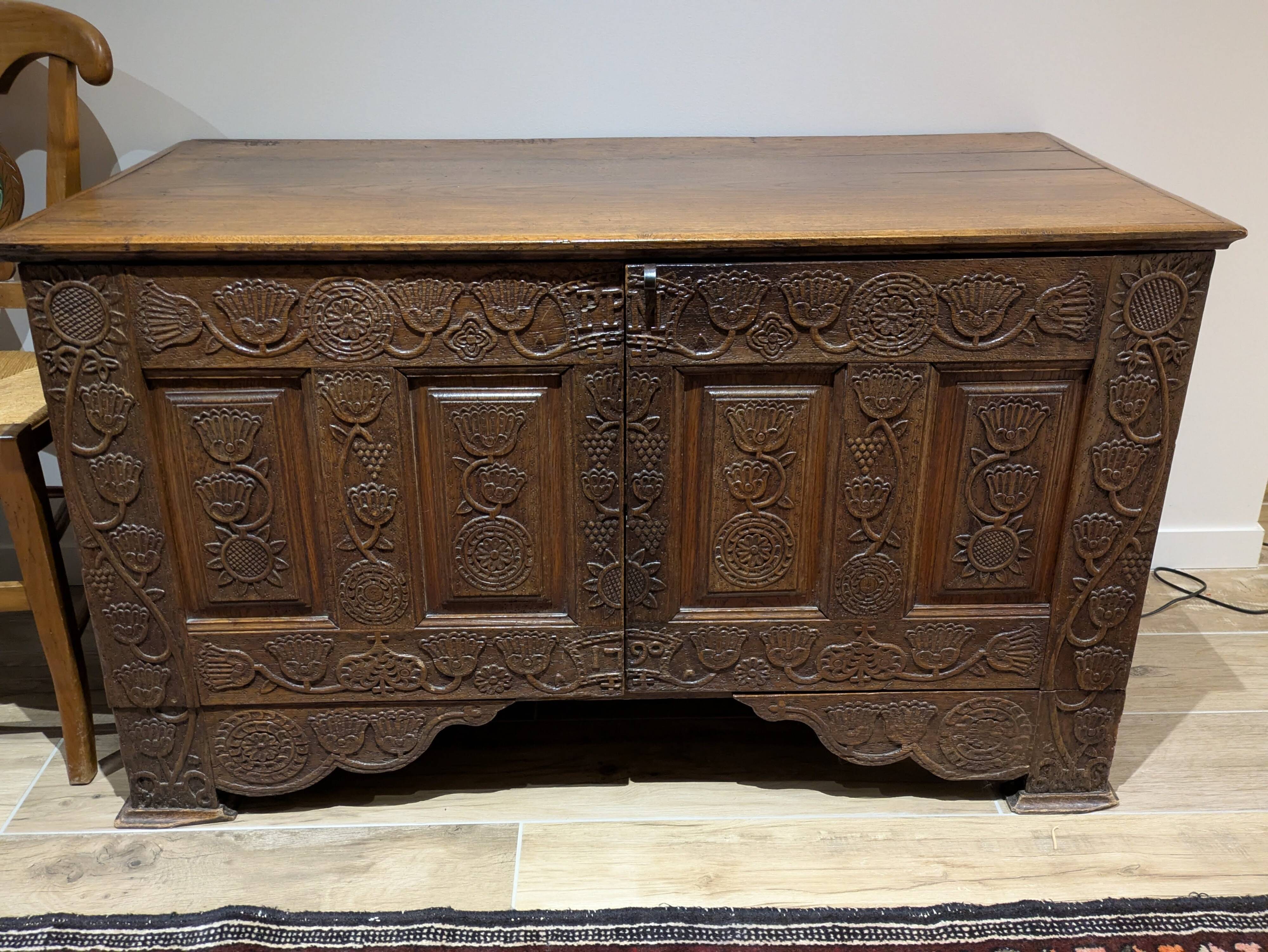 Jesuit-style chest dated 1790. Chiselled, in oak. H 71, W 123, D 60.