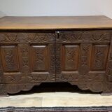 Jesuit-style chest dated 1790. Chiselled, in oak. H 71, W 123, D 60.