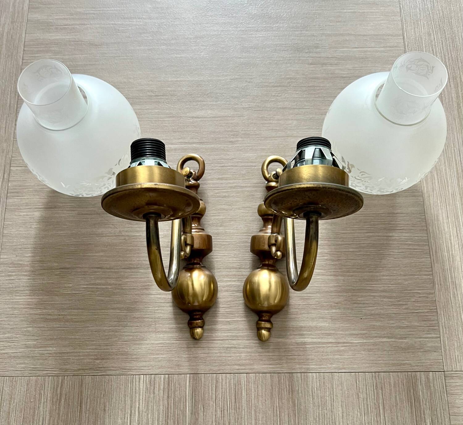 Paire d’appliques murales vintage en laiton et verre dépoli gravé