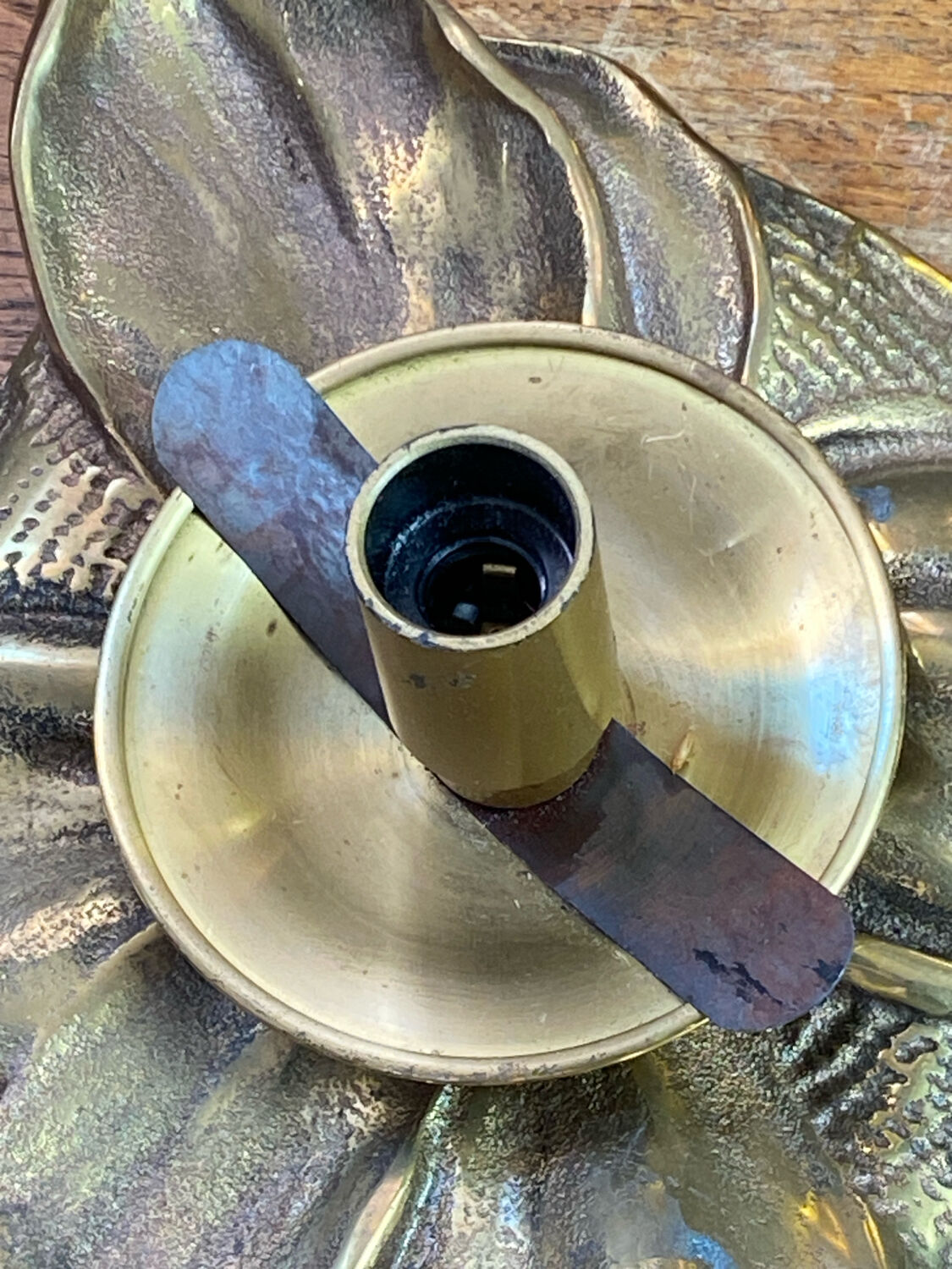 Lampe, forme de feuille, en bronze