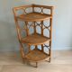 Etagère d'angle vintage en rotin