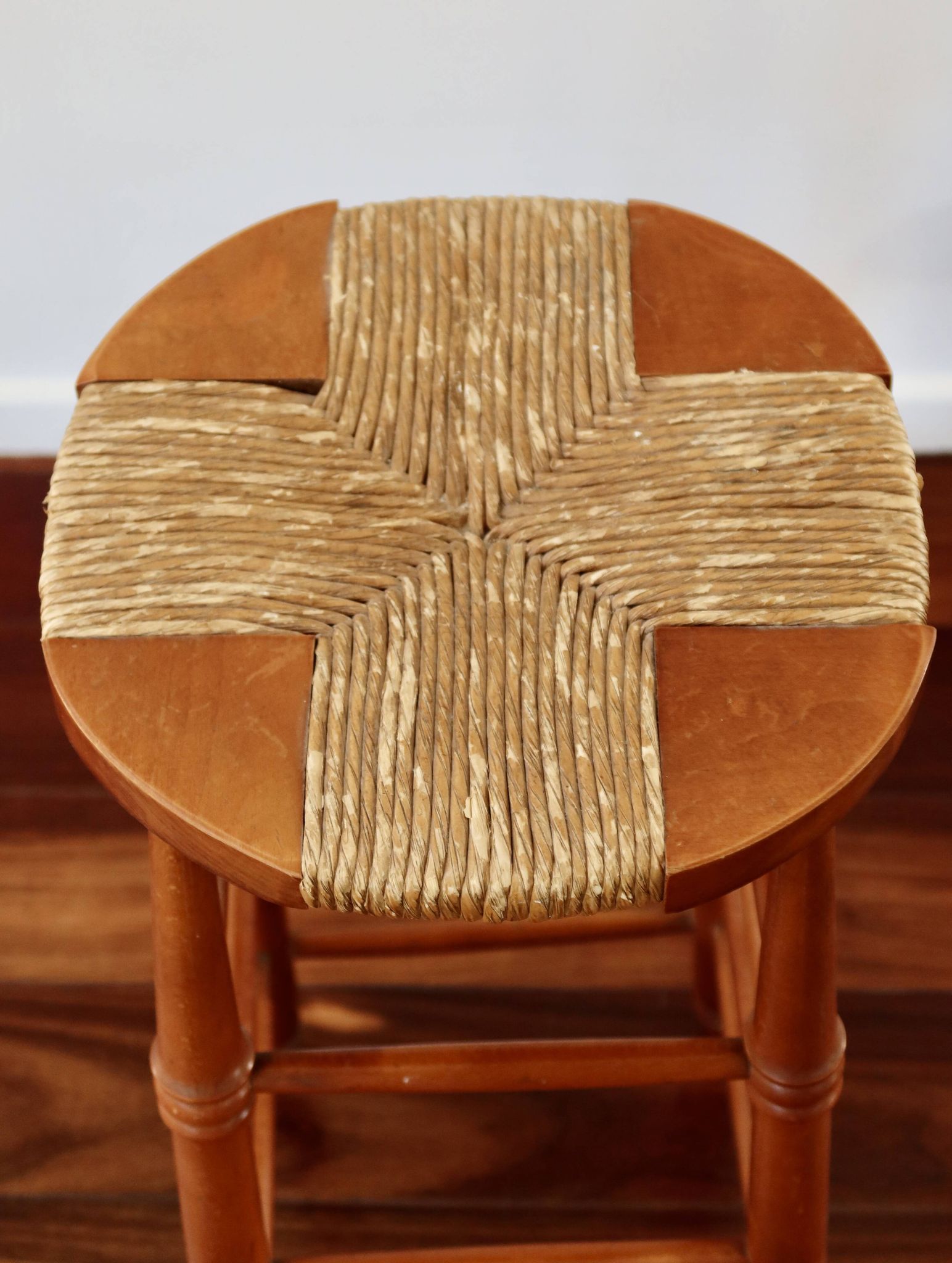 Tabouret de bar ancien en bois et assise paillée
