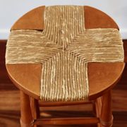 Tabouret de bar ancien en bois et assise paillée