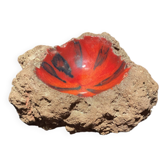 Empty pocket in lava stone and ceramic