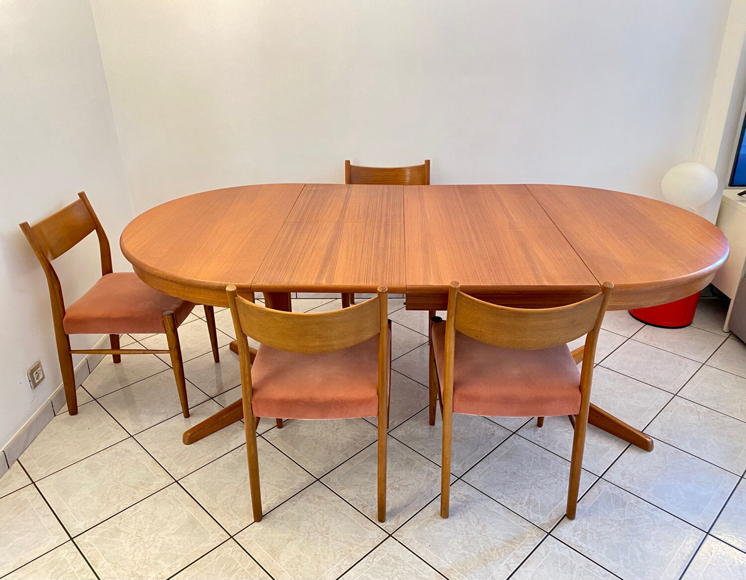 Extendable table in Scandinavian teak 70s