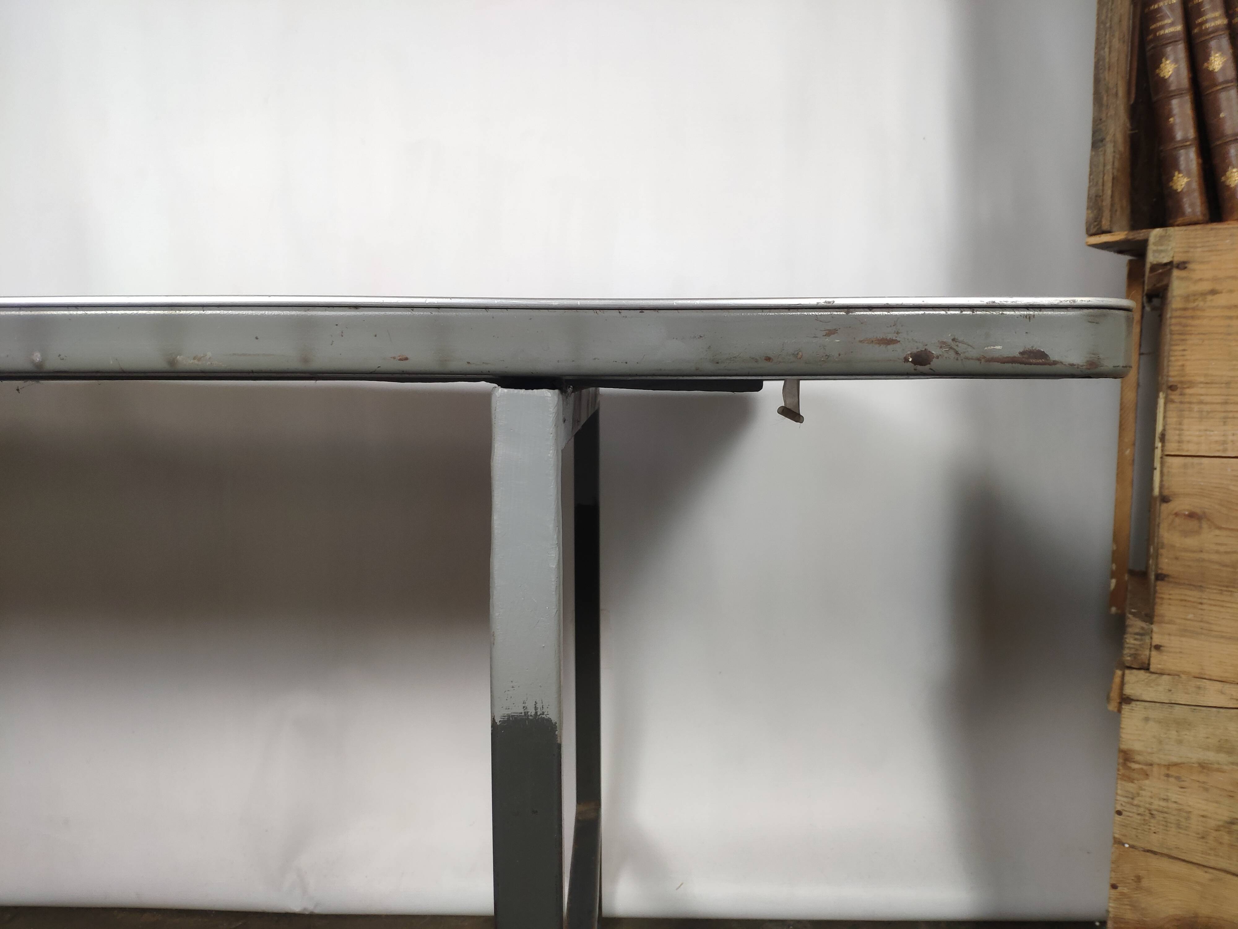 Table métallique industrielle