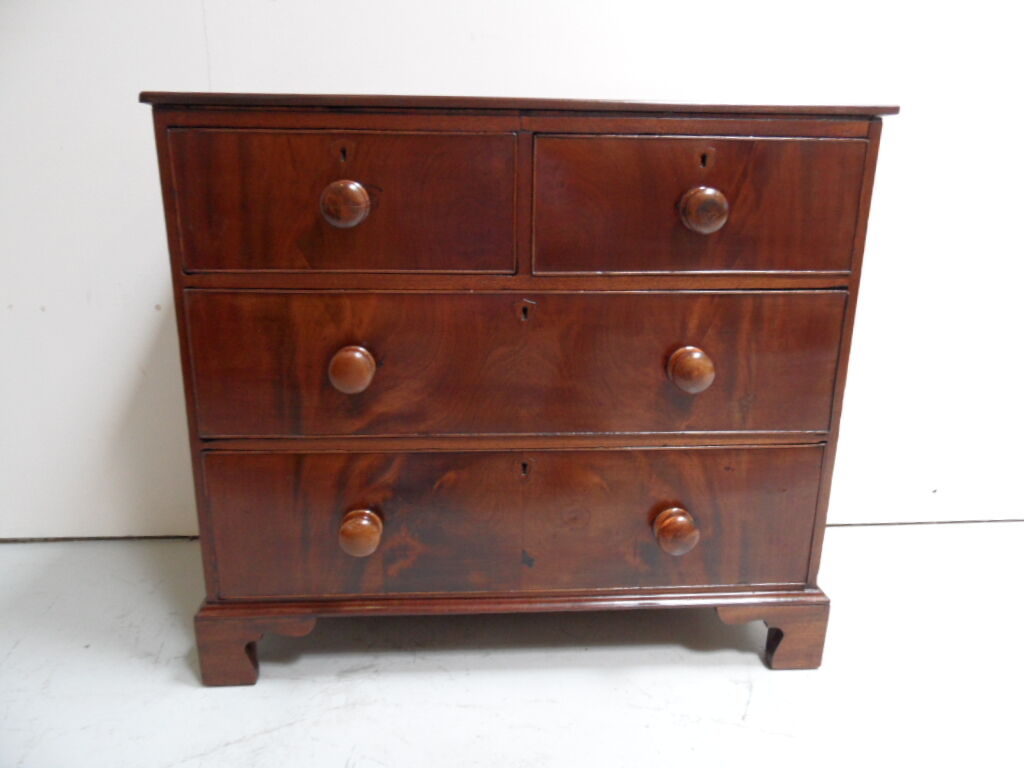 Commode en acajou antique