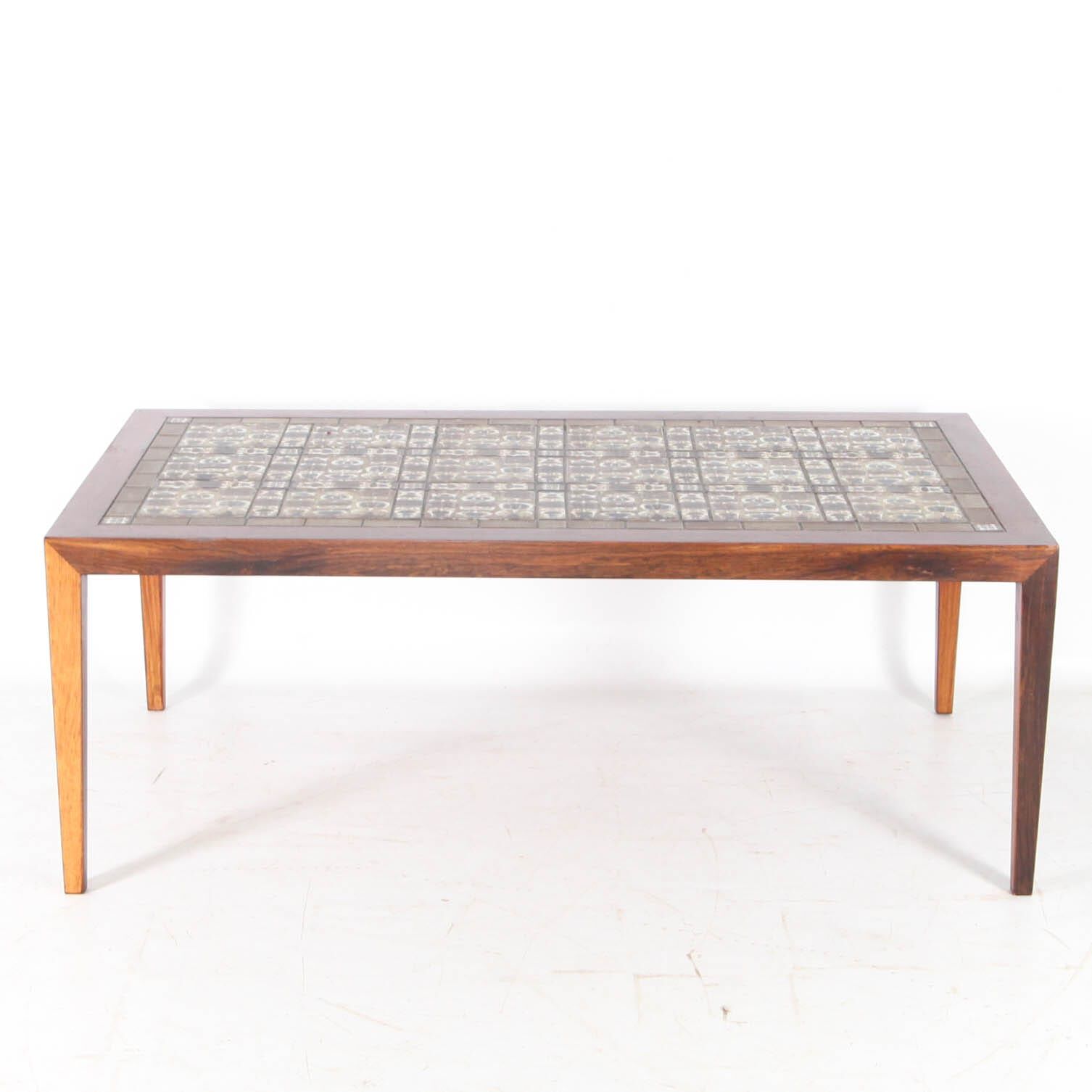 Set of coffee tables in rosewood and ceramic.