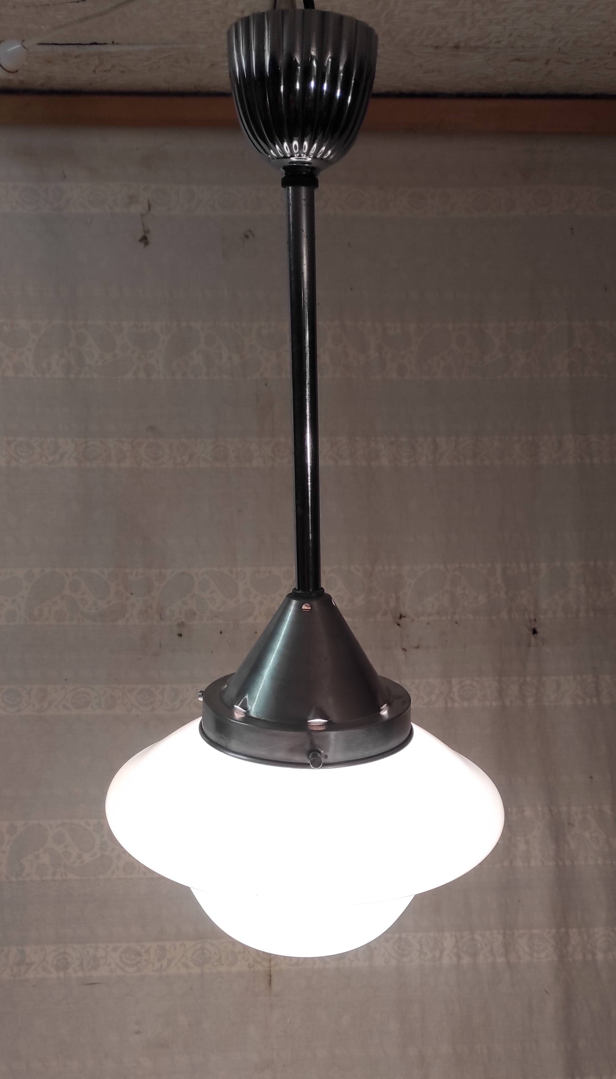 Suspension style Bauhaus métal chromé et globe opaline - années 20/30