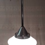 Suspension style Bauhaus métal chromé et globe opaline - années 20/30