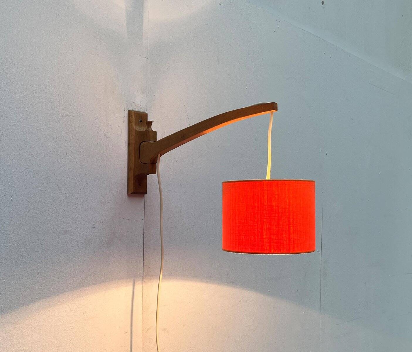 Mid-century cantilever wall lamp with a pivoting arm, 1960s.