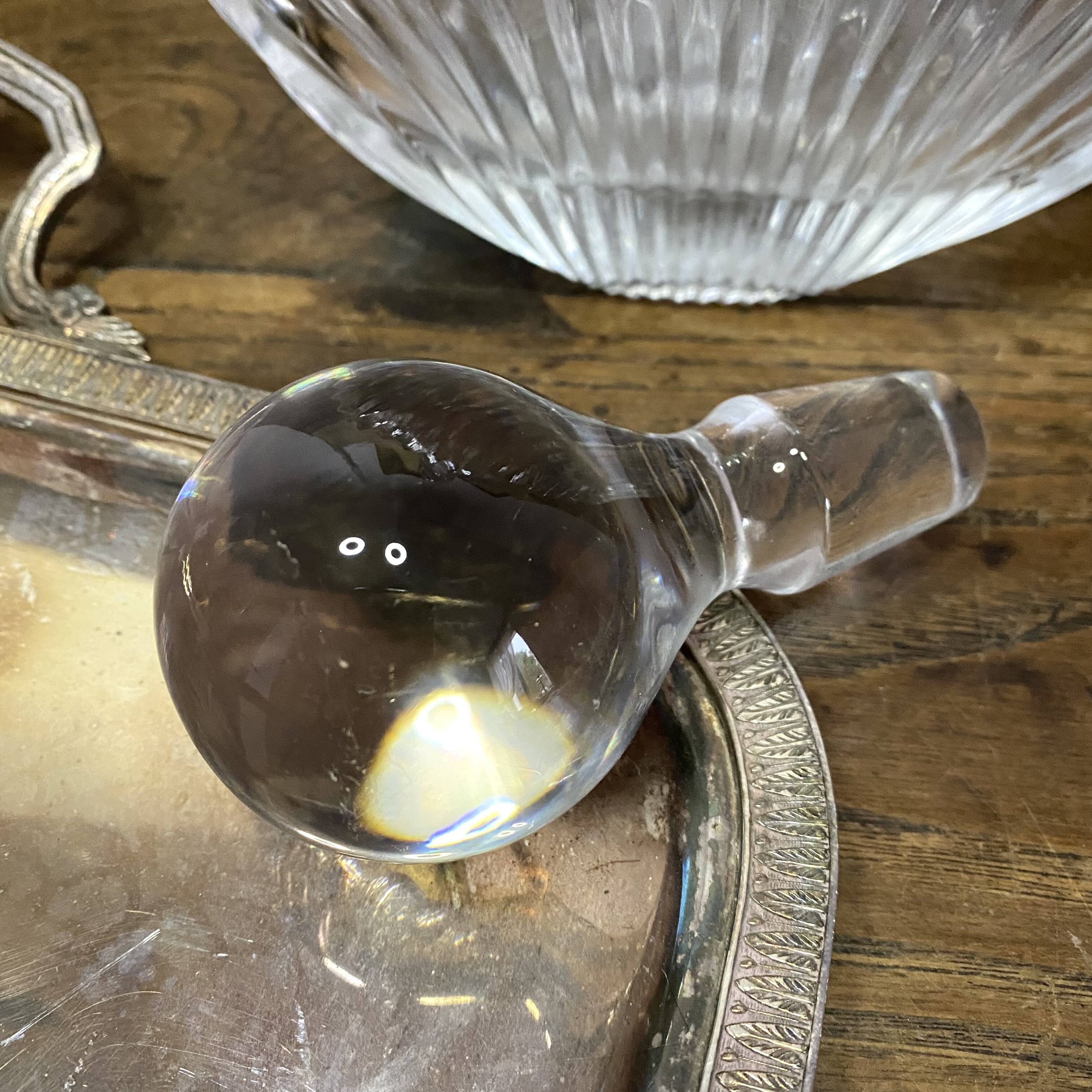 Shell-shaped carafe with a ball stopper