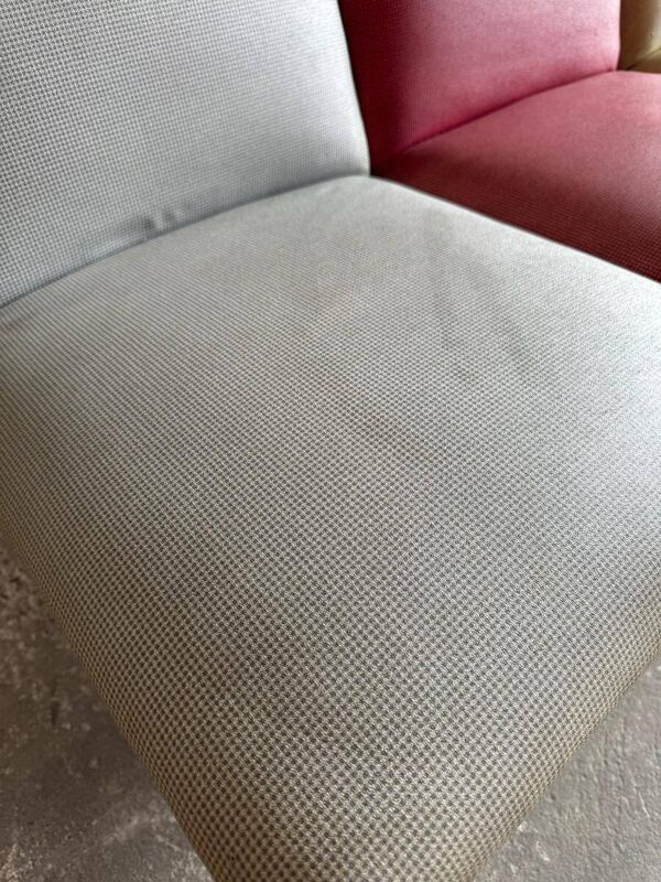 Ensemble de 3 fauteuils club style années 50 — tissu bleu clair, bordeaux et ocre, pieds en bois