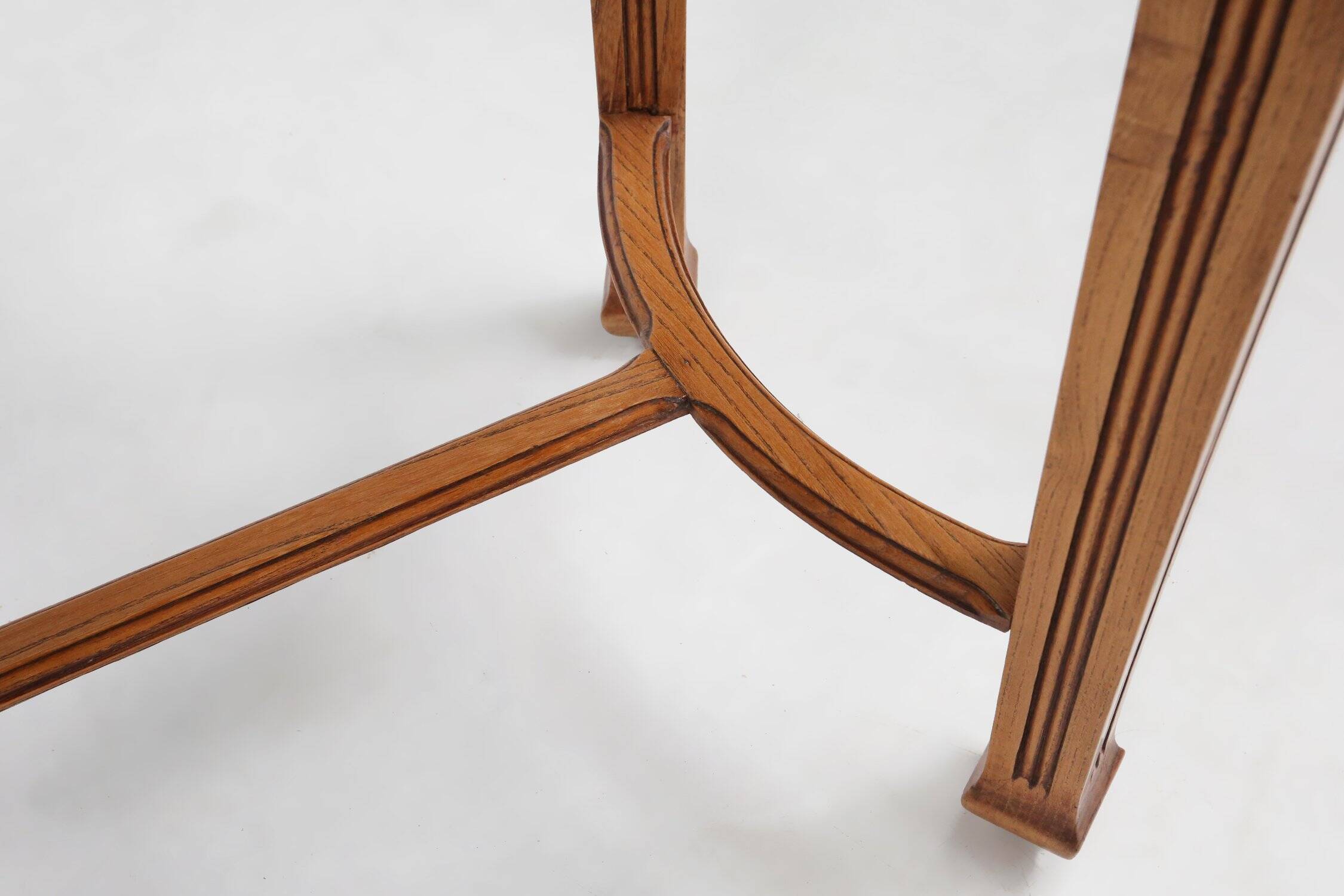 Timeless French Art Deco carved oval side table in oak, 1930s