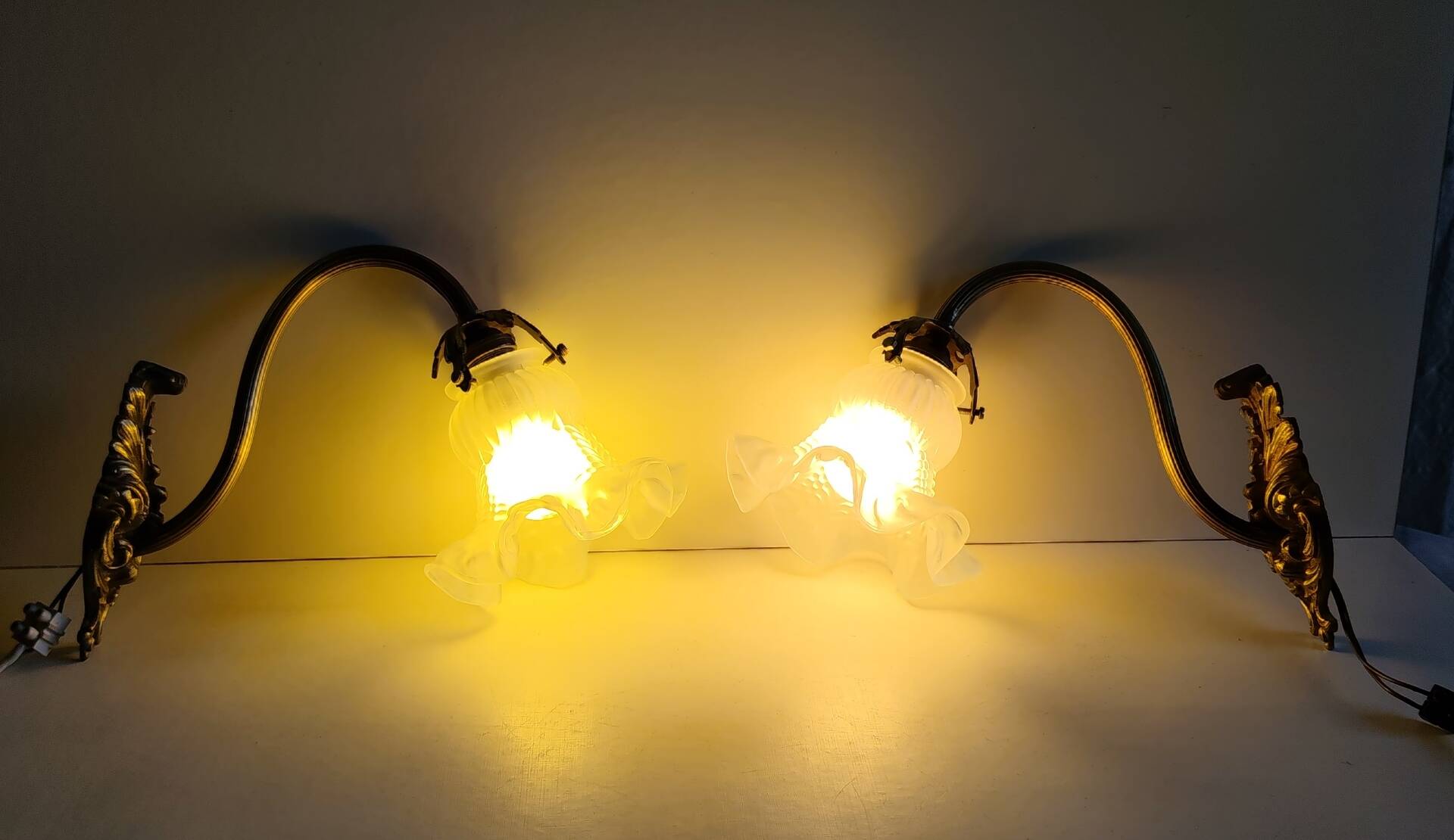 Swan neck wall lights in bronze and glass - early 20th century.