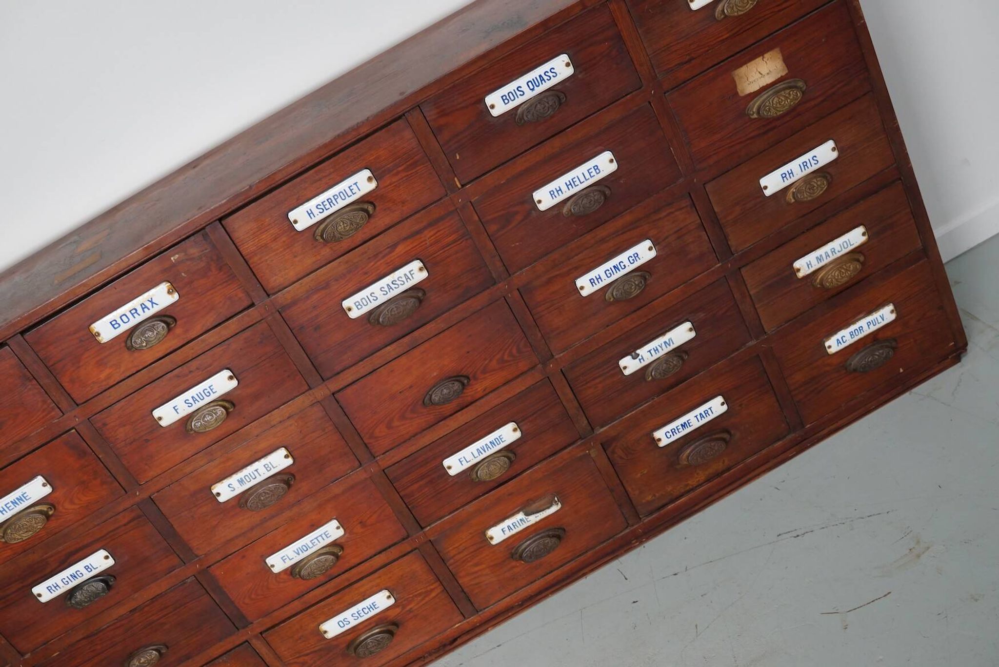 Grand Cabinet d'Apothicaire Antique en Pitch Pine, Belgique, avec Boucliers en Émail, 1900s