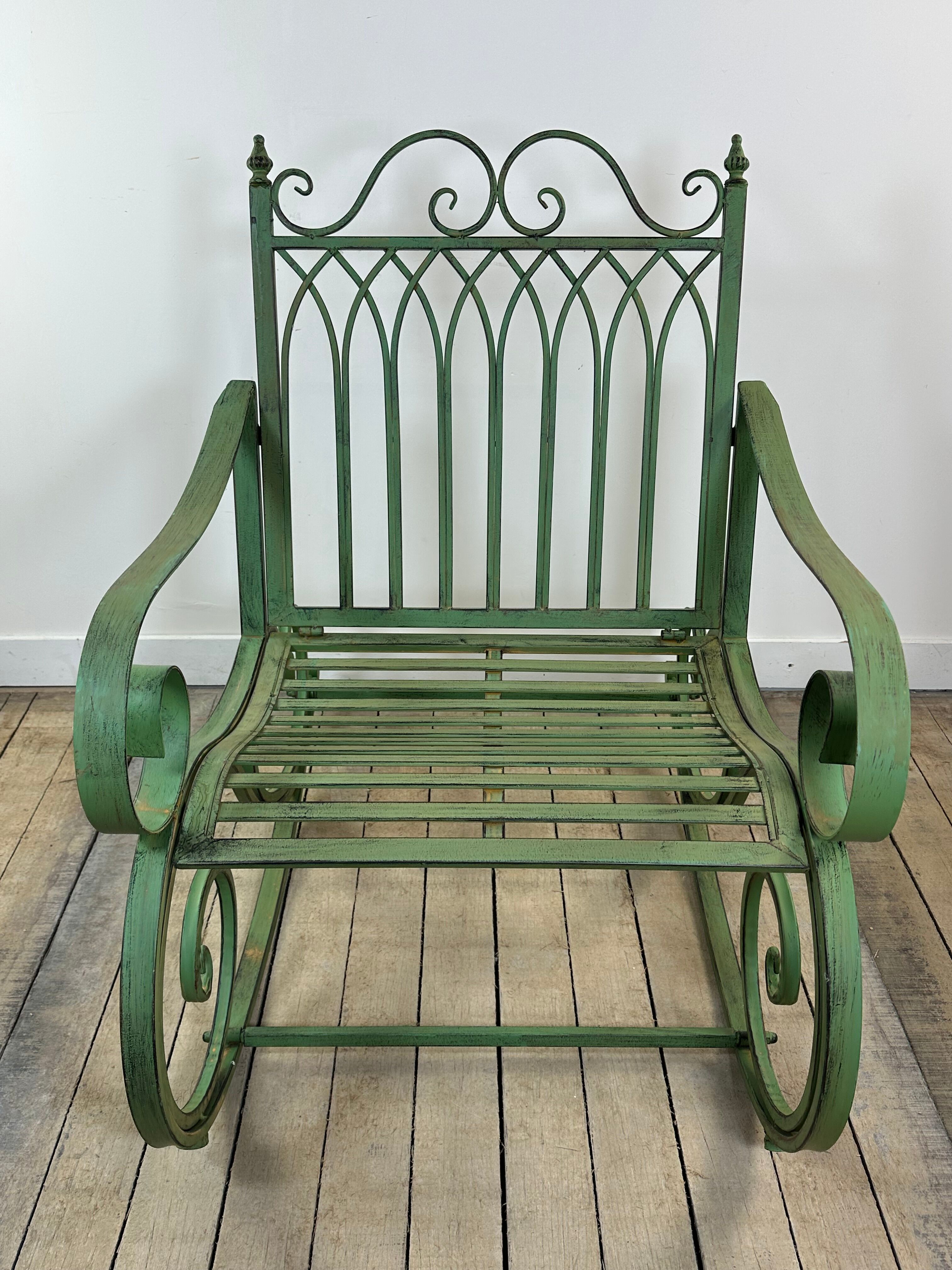 Rocking-chair en fer forgé vert patiné
