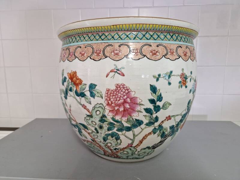 China - Circular fishbowl in Famille Rose enamel