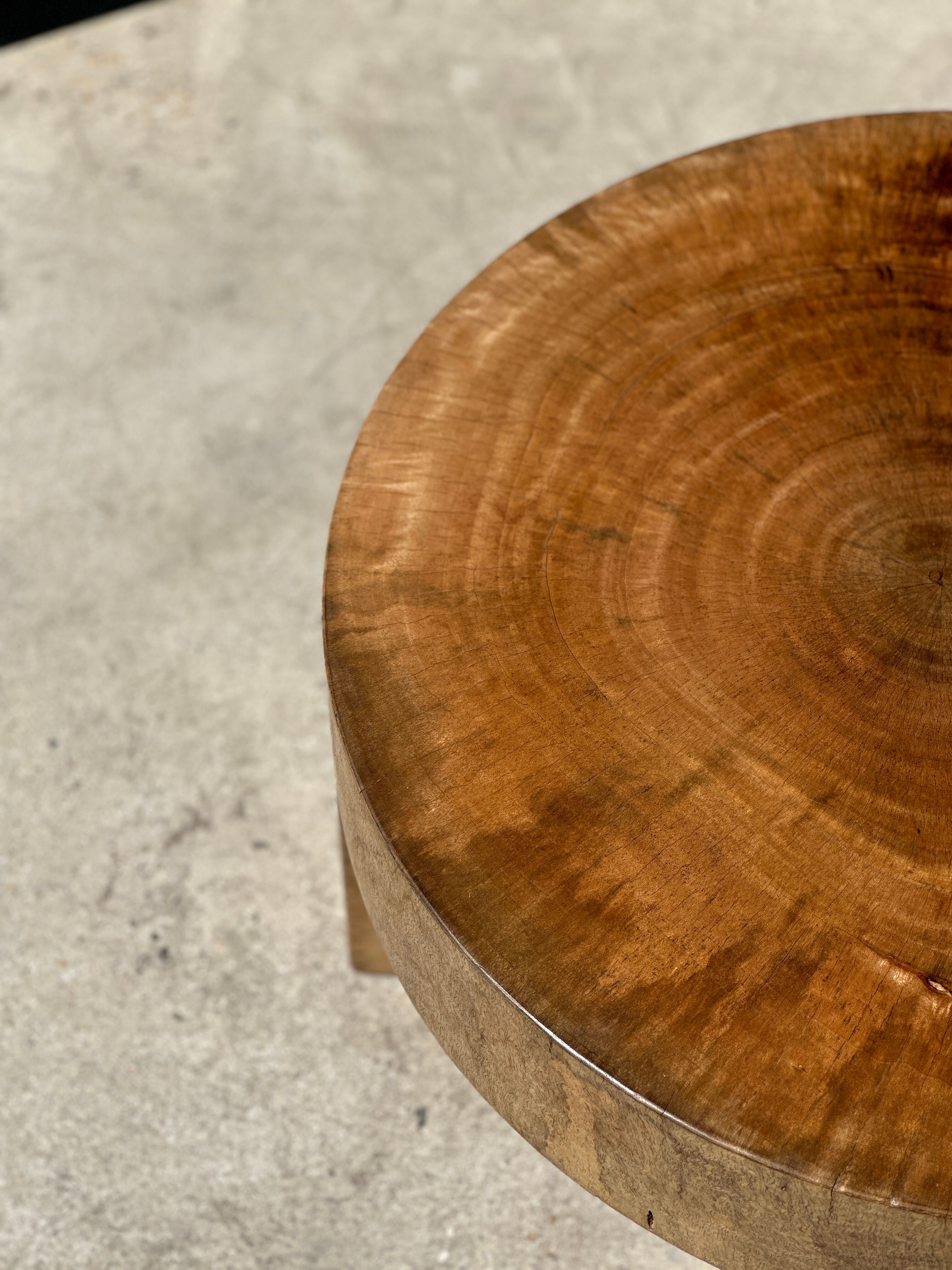 Quadripod coffee table in solid wood monoxyl natural color (dark)