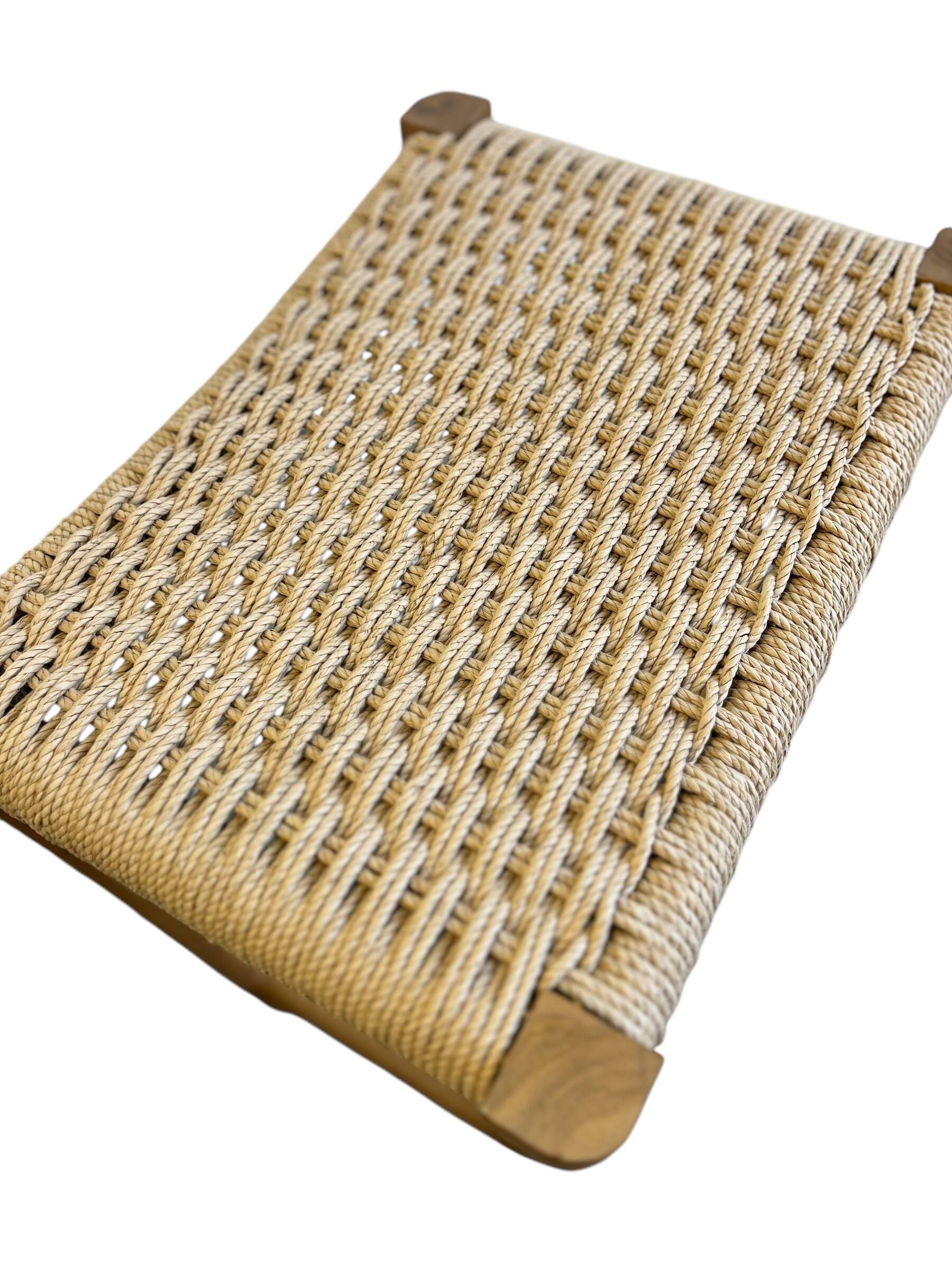 Tabouret en bois massif avec assise tissée à la main