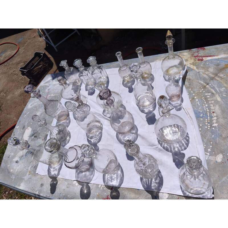 Lot de 20 carafes en verre et cristal
