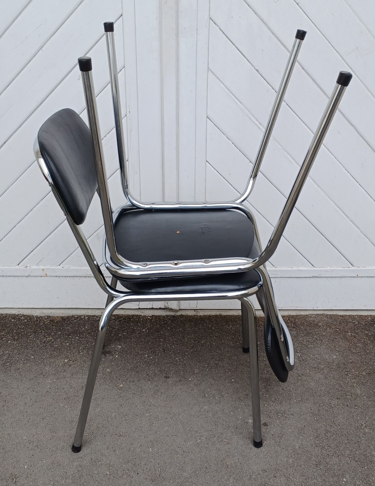 Paire de chaises vintage skaï et chrome