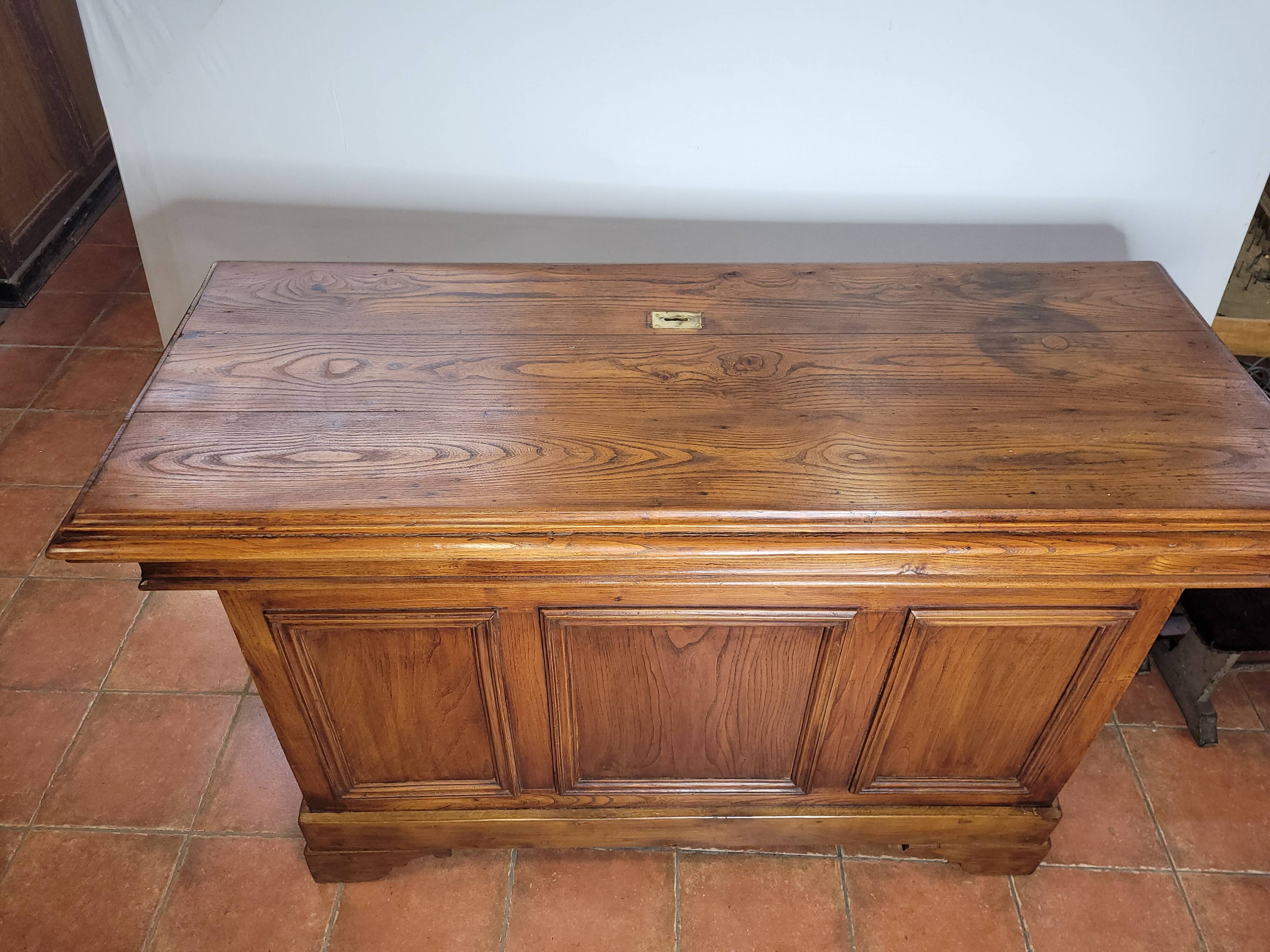 Elm bistro counter