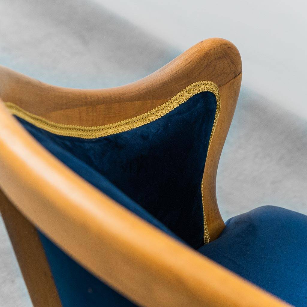 Poltroncina vintage in legno massello velluto blu anni ’50 modernariato