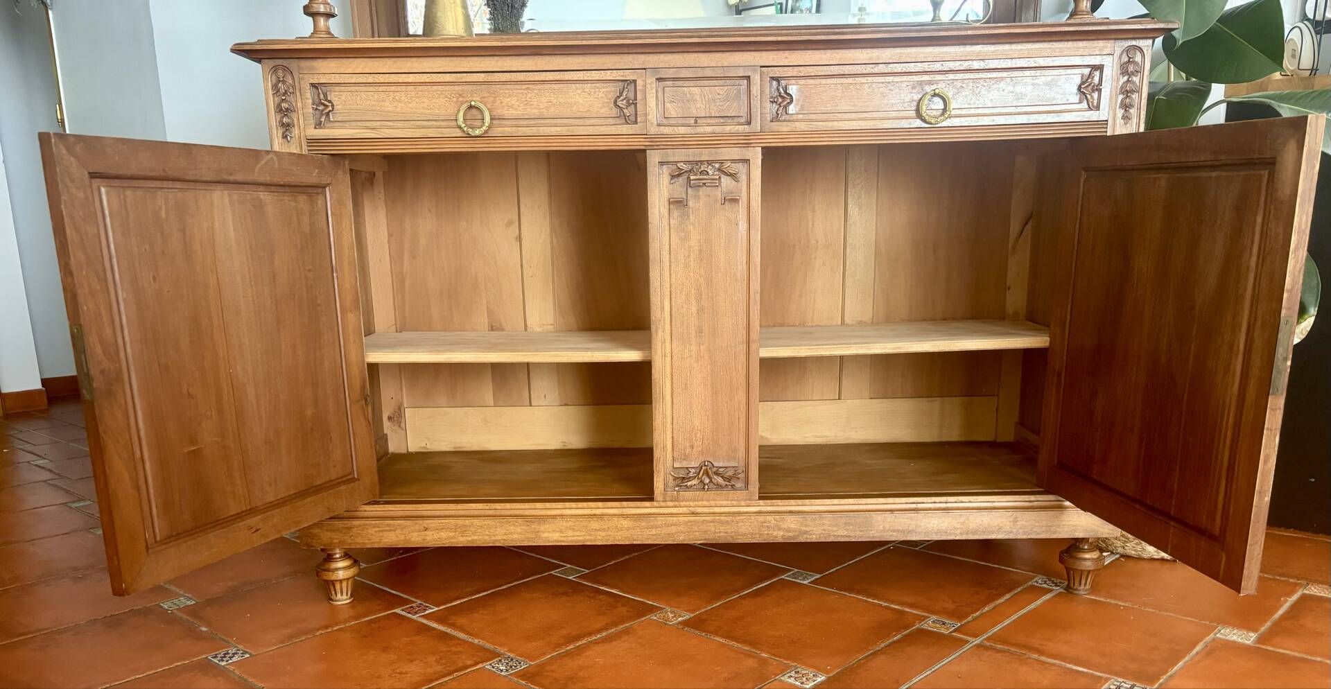 Buffet deux corps en style Louis XVI en chêne sculpté avec miroir – Born