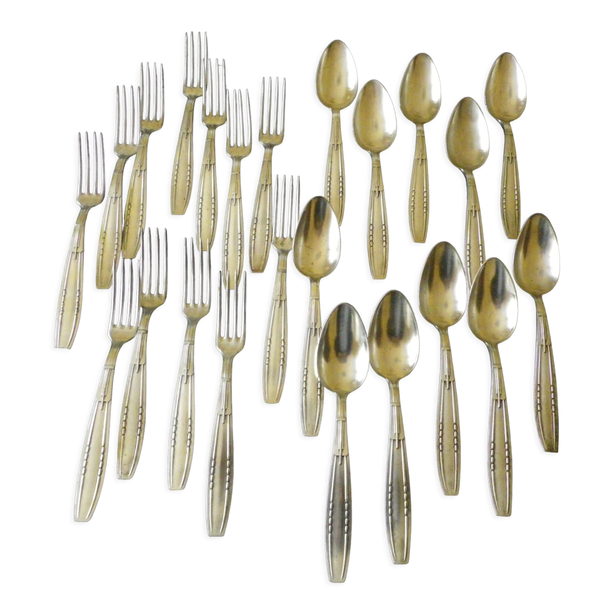 23 seats: 12 forks, 11 spoons, silver metal, 2 punches