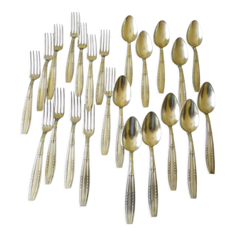 23 couverts, 12 fourchettes, 11 cuillères, métal argenté, 2 poinçons