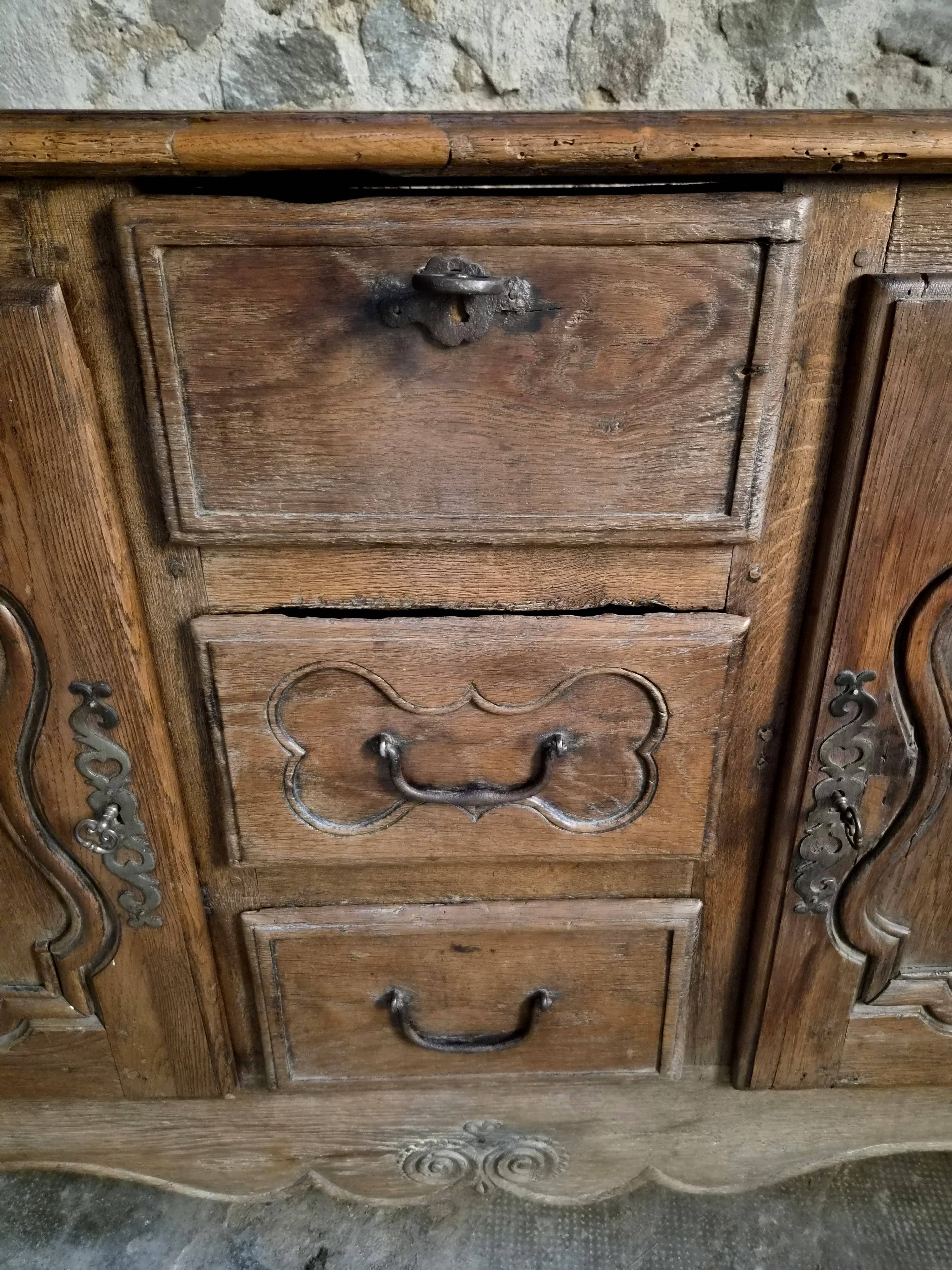 Grand oak buffet from the 18th century, Auvergne