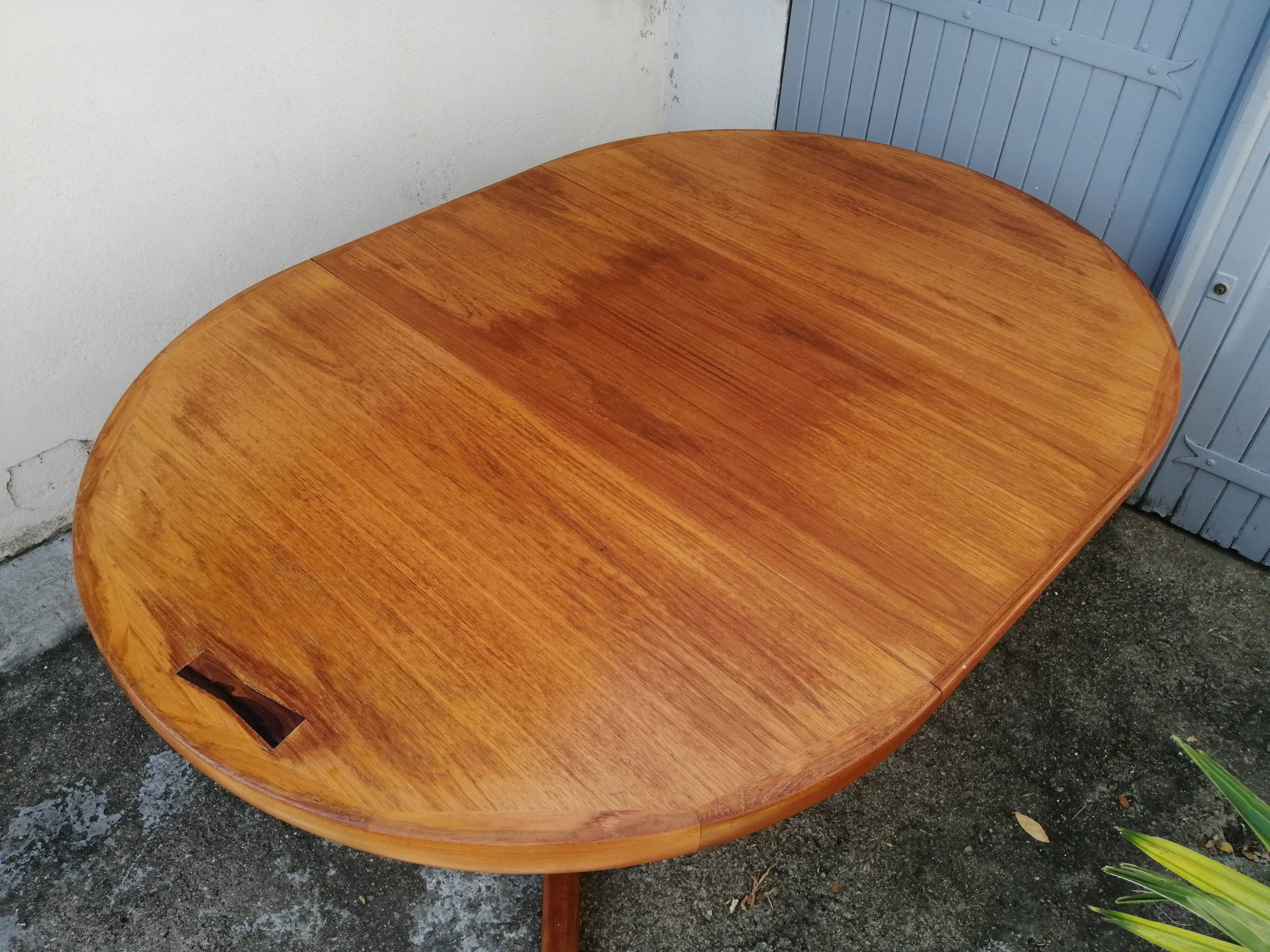 Danish teak dining table from the 1971s with extension cord